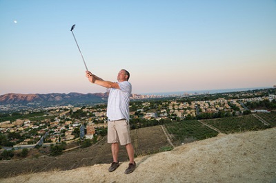 Tips for travelling alone: Selfie stick time