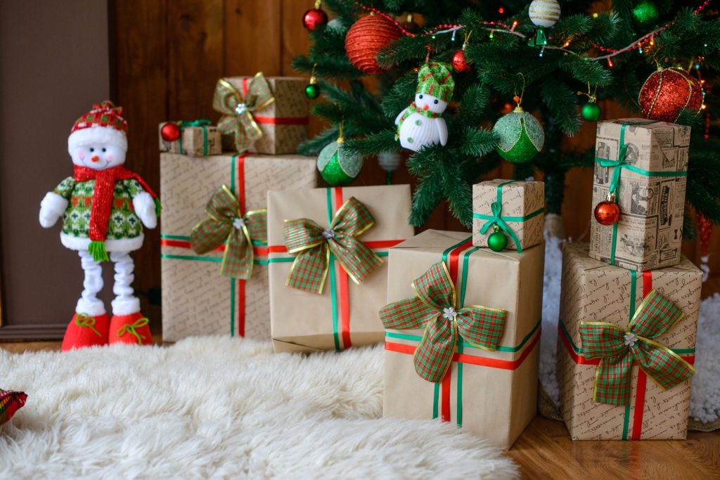 How to have a travel inspired Christmas- gifts for a traveller