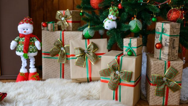 How to have a travel inspired Christmas- gifts for a traveller