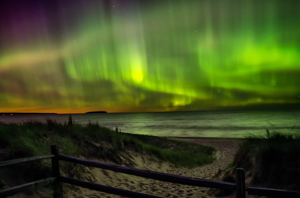 North American Great Lakes: Northern Lights over autrain Beach, Lake Superior